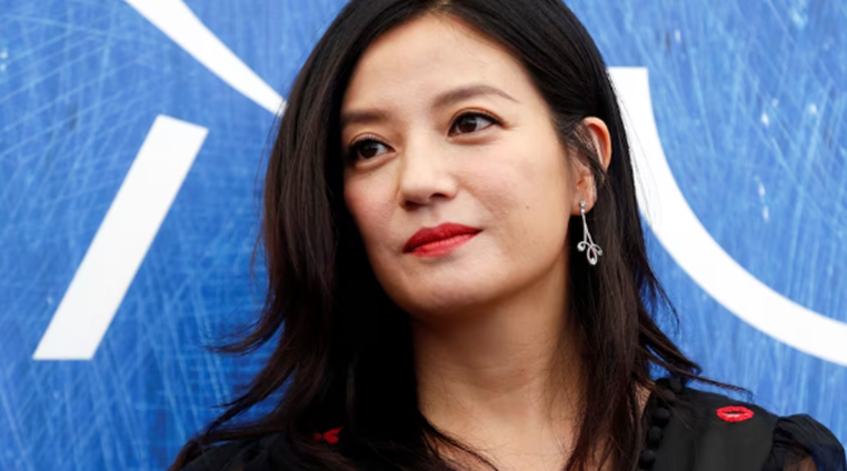 突发！赵薇又出大事了！1590万股权遭冻结，70亿资产没了？背后还有更大秘密...