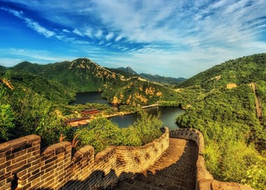 炸裂!印度游客高铁脱鞋踩桌板?中国男子臭脚熏女乘客脸,外国网友这样评价...