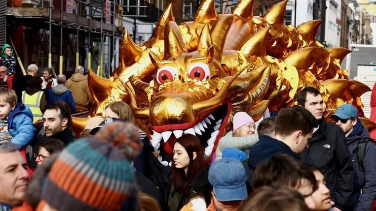 50万人挤爆伦敦过春节！在这个时代，我们究竟该去哪里找寻年味？