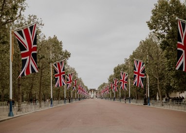 惊!英国王妃被富商吮脚趾?前夫安德鲁彻底失去王室头衔,威廉做法更绝情!