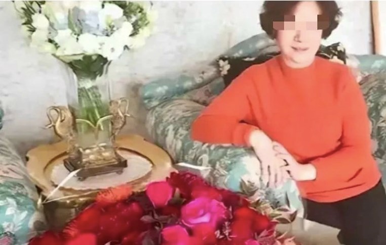 起底赵薇母亲！丈夫去世，女儿被封杀，儿媳卷走5.2亿，一手好牌打稀烂？