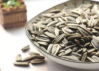 追剧吃瓜子,是永远不会过时的,一边追剧,一边吃,嘴巴一点也不寂寞