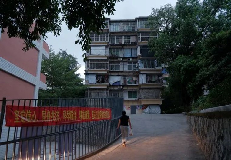 他杀死母亲后，和小姐谈了场恋爱