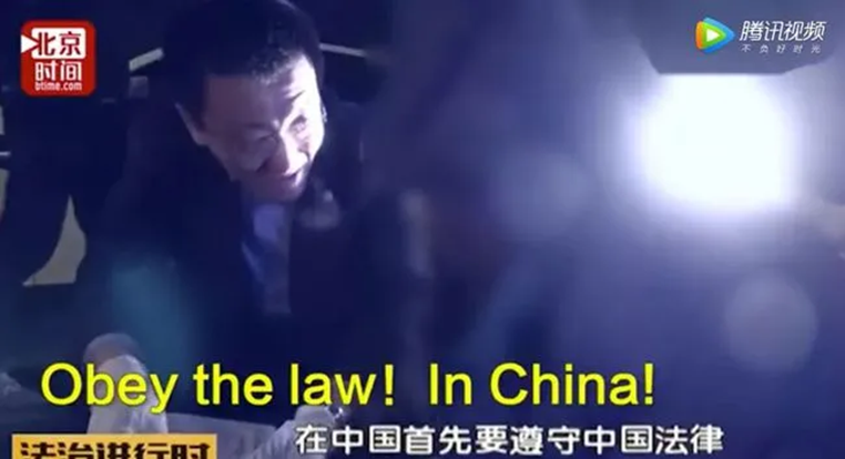 猖狂！一群黑人在中国地盘上围殴中国人，并笑得很开心？网友：我们惯的！