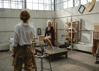 纪梵希家族的中国媳妇!52岁出道被骂“又老又丑”,如今爆火成顶流超模...