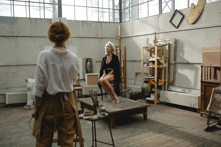 纪梵希家族的中国媳妇！52岁出道被骂“又老又丑”，如今爆火成顶流超模...