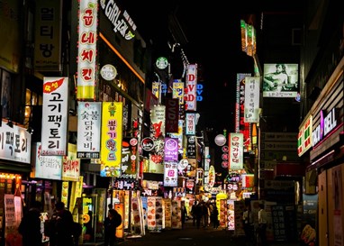 闹大了!20名华人跟团出国离奇消失?舍弃20万押金,当地华人:举报同胞有错吗?